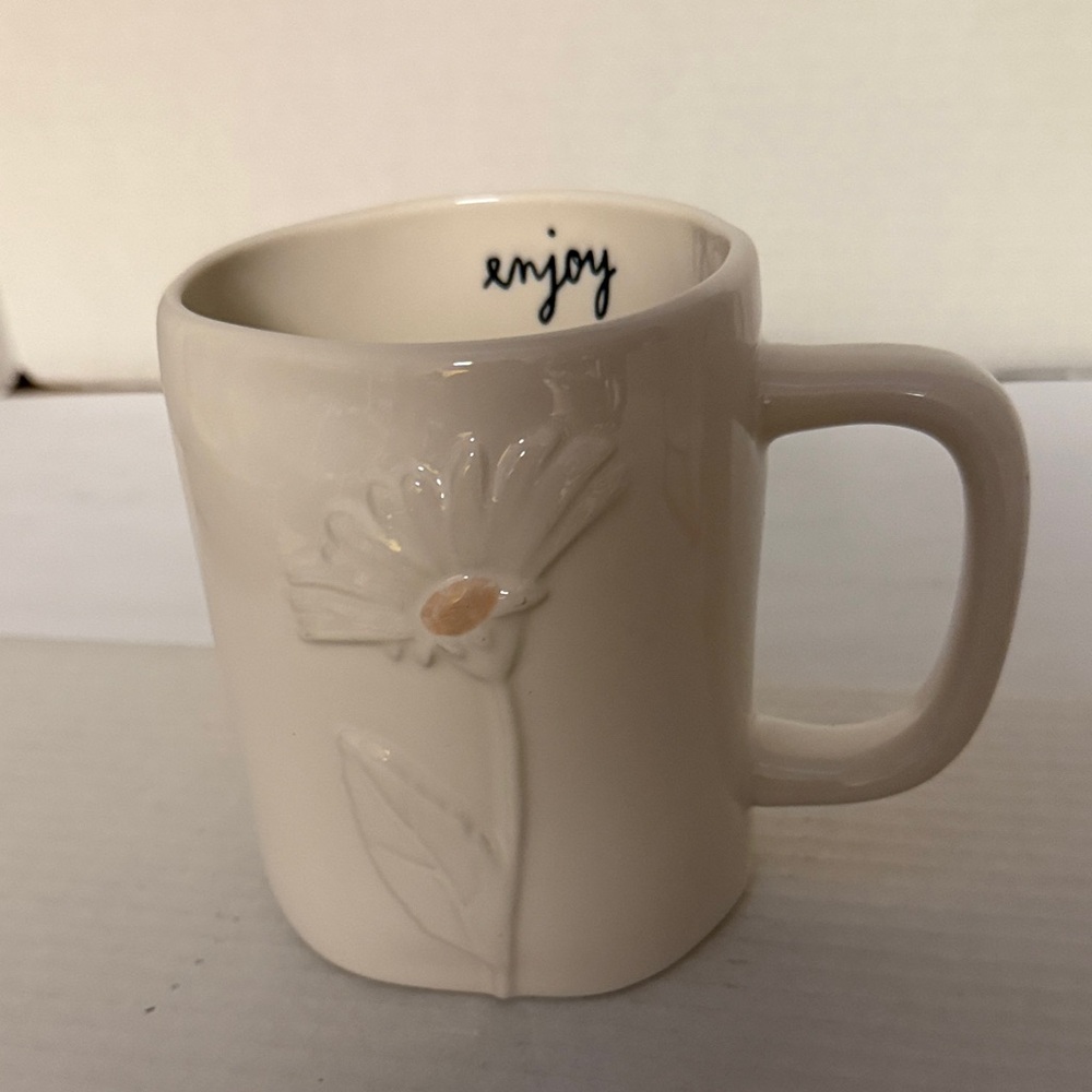 Enjoy Ceramic Daisy Mug in Cream